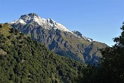 08 La cima del Tre Signori con la prima spruzzatina di neve 